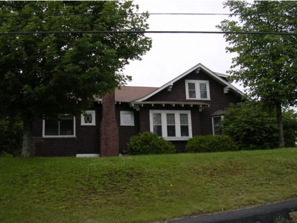 Spacious 4 bedrooms and 1 1/2 bath house. Located near VAST trail and down town.