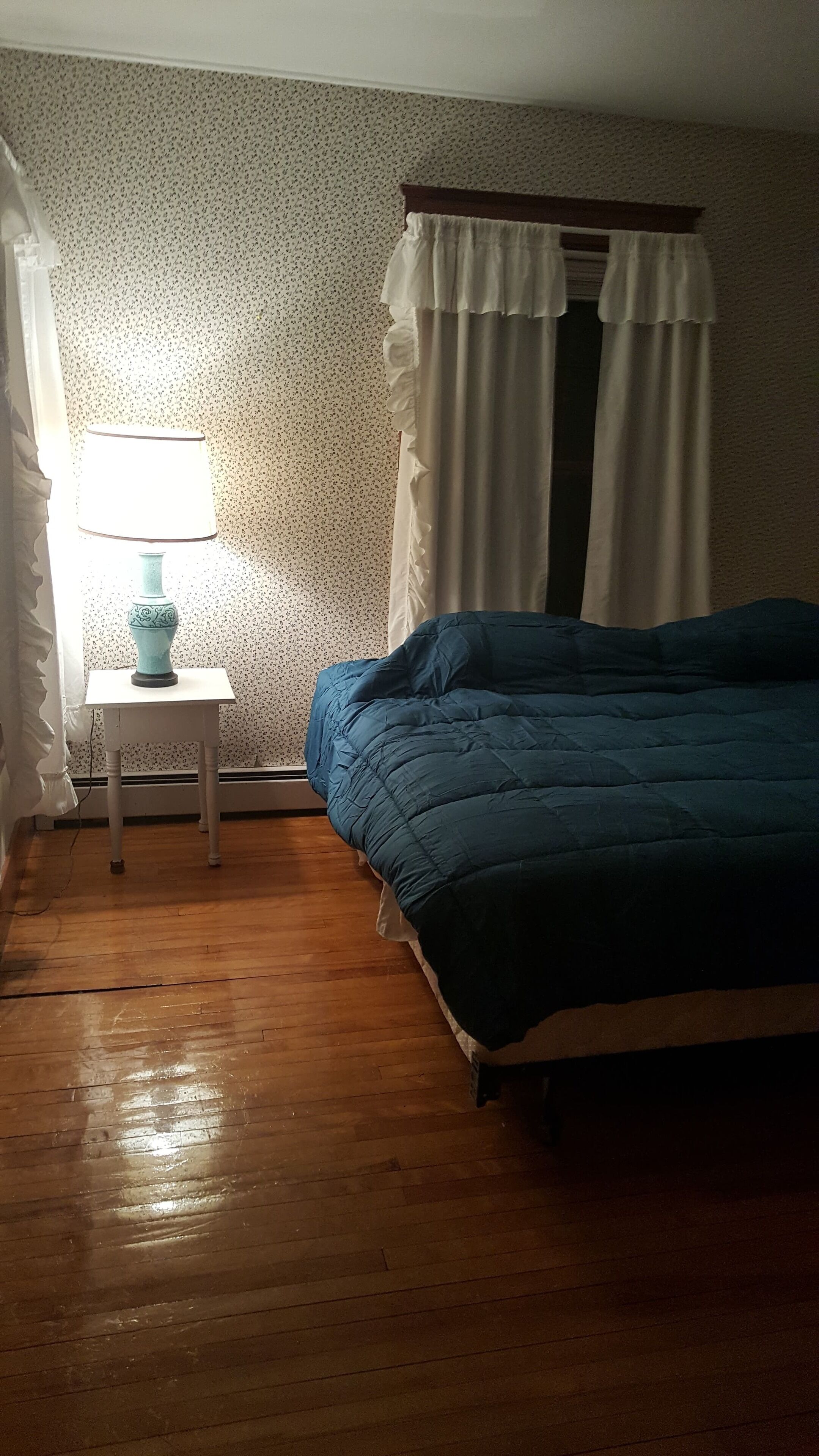 Spacious 4 bedrooms and 1 1/2 bath house. Located near VAST trail and down town.