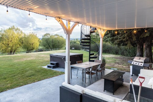 Maison de luxe située sur le parcours de golf de la Butte Country Club. Une vue imprenable! 