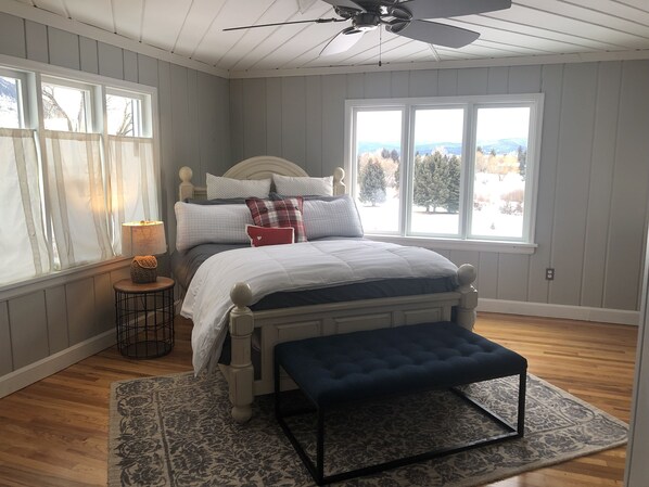 3 bedrooms, iron/ironing board, WiFi, bed sheets