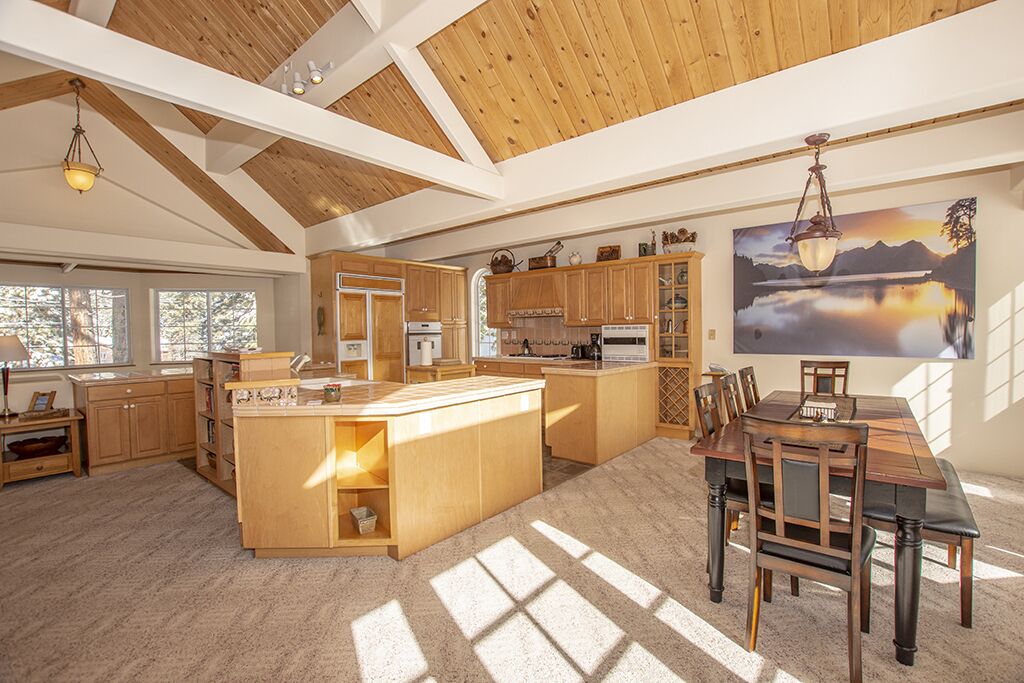 Trailside Escape: Walk to Nordic Center, Hot Tub, Dogs Welcome