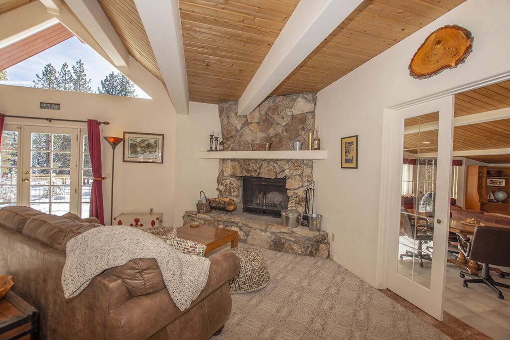 Trailside Escape: Walk to Nordic Center, Hot Tub, Dogs Welcome