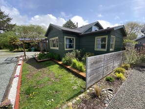 Property grounds - 30 Yards To Beach, New Hot Tub, fenced and dog friendly, 70" TV, Fire Pit Clean (Rockaway Beach)