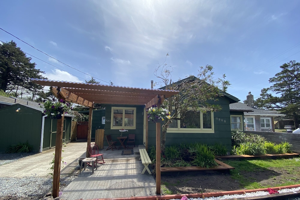 30 Yards To Beach, New Hot Tub, fenced, 70" TV, Fire Pit Clean