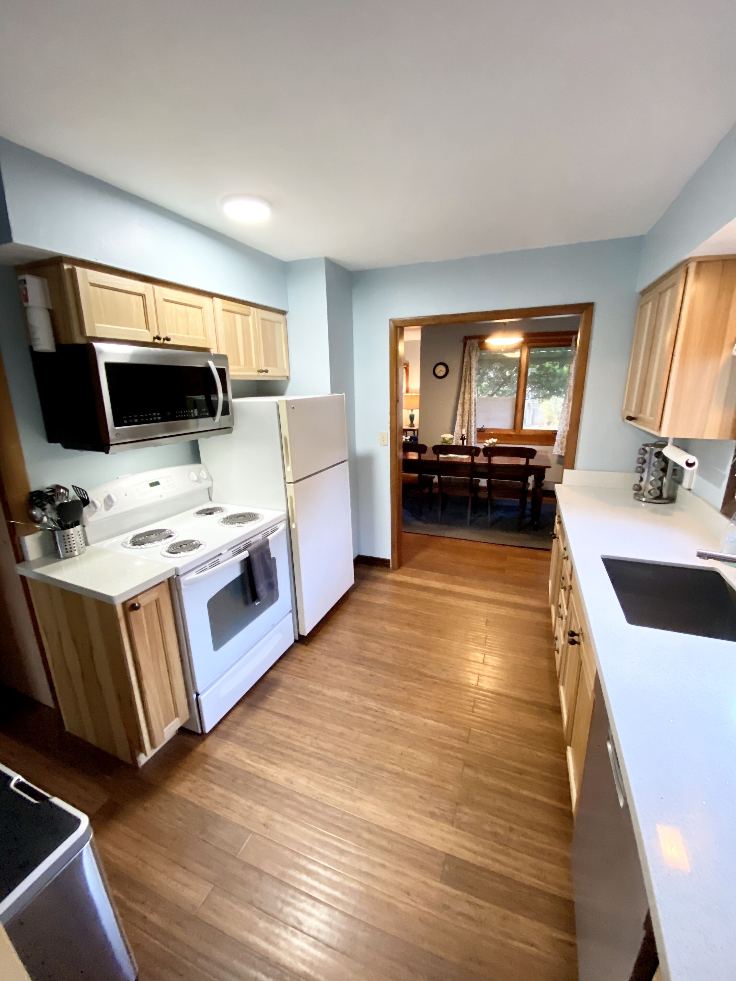 30 Yards To Beach, New Hot Tub, fenced, 70" TV, Fire Pit Clean