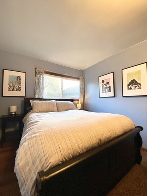 2 bedrooms, desk, free WiFi, bed sheets - 30 Yards To Beach, New Hot Tub, fenced and dog friendly, 70" TV, Fire Pit Clean (Rockaway Beach)