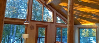 Casa del lago llena de luz enclavada en los bosques del norte