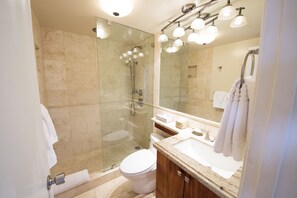 Douche, sèche-cheveux, serviettes fournies, savon