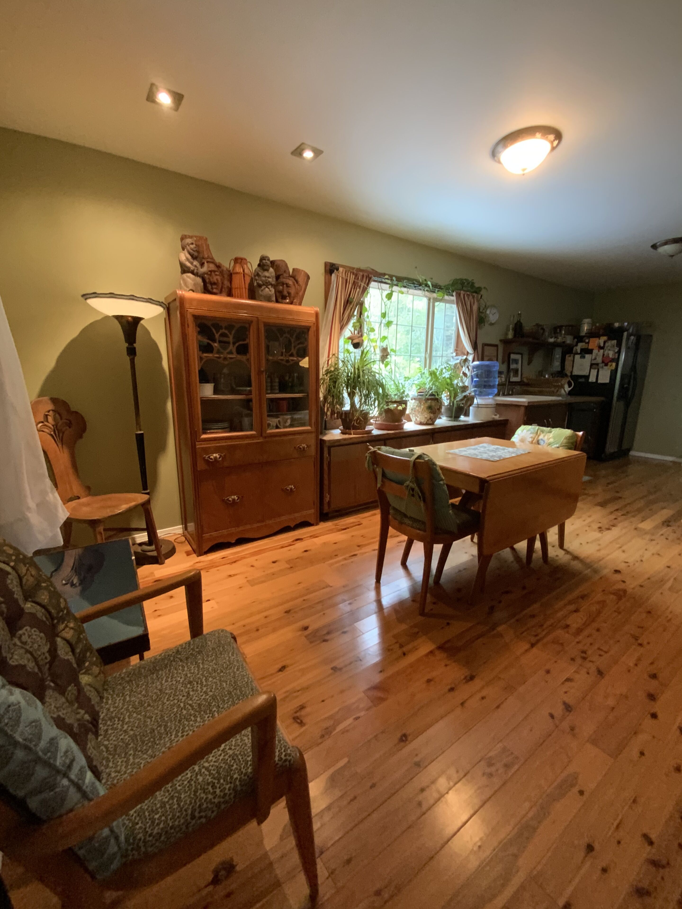 Entire main floor of unique riverfront home property near Greenbrier resort 