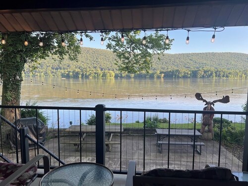 Charming Riverfront Cottage with stunning views of the Susquehanna River