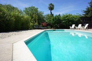 Una piscina al aire libre, una piscina climatizada