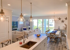 Älytelevisio, pöytätennispöytä, musiikkikirjasto, stereot