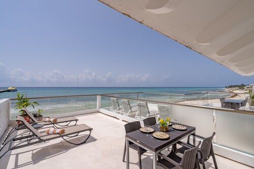 Beautiful Beachfront Condo! Amazing View! Great rates!