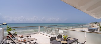 Hermoso recientemente renovado condominio frente al mar de 1 habitación. ¡Increíble vista!