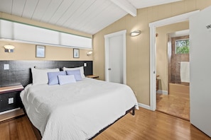 4 bedrooms, desk, iron/ironing board, WiFi