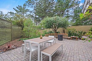 Outdoor dining - Private Contemporary Luxury Pebble Beach Home with Ocean Views (Pebble Beach)