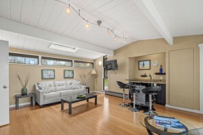 Smart TV, fireplace, DVD player