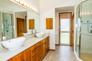 Douche, baignoire Ă jets, sĂšche-cheveux, serviettes fournies