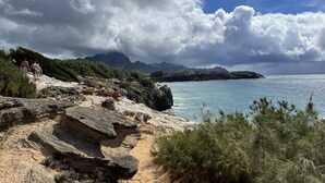 Un paysage côtier caractérisé par un terrain rocheux et une vue dégagée sur l’océan.