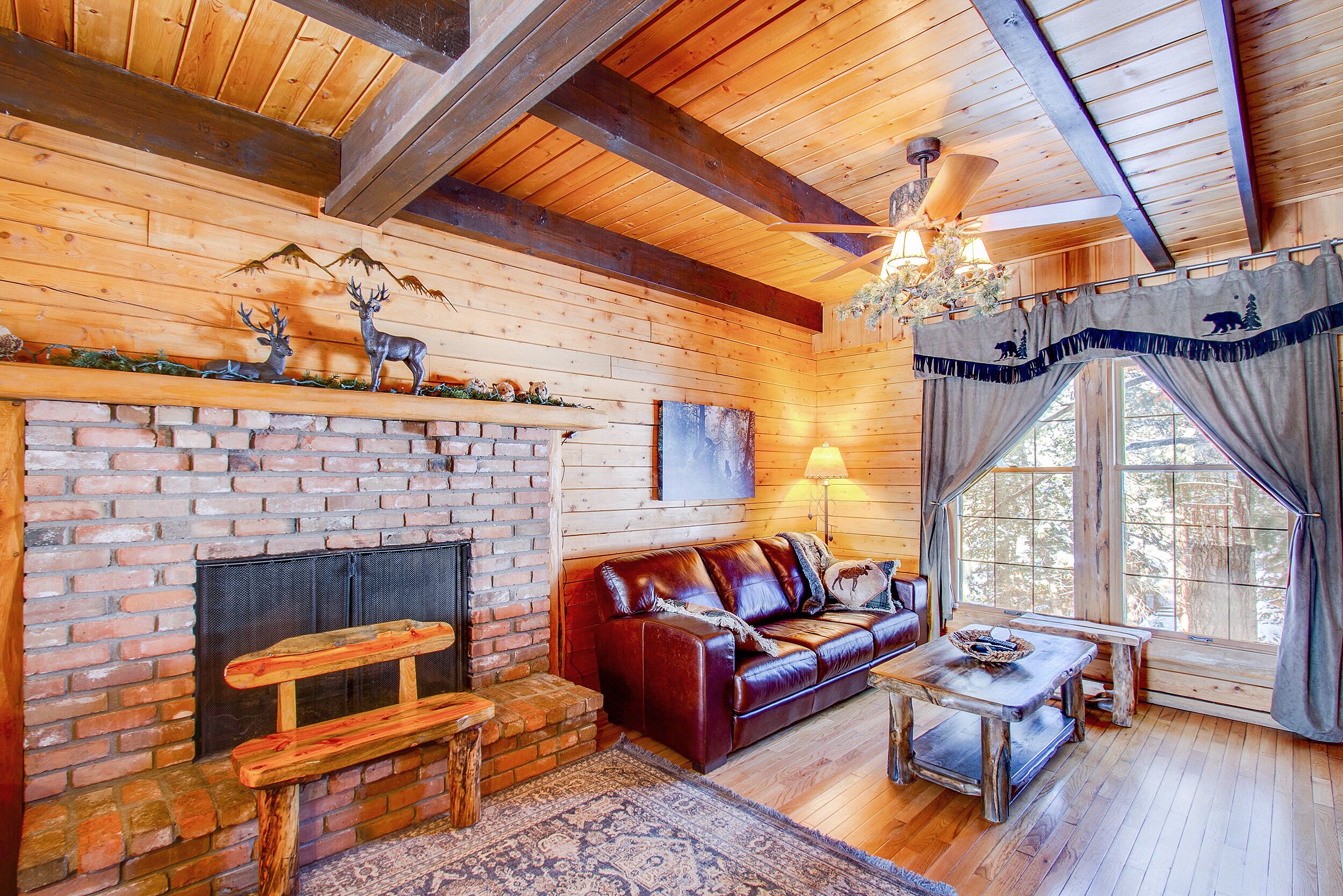 Beautiful Log Cabin with spectacular views of Pike's Peak