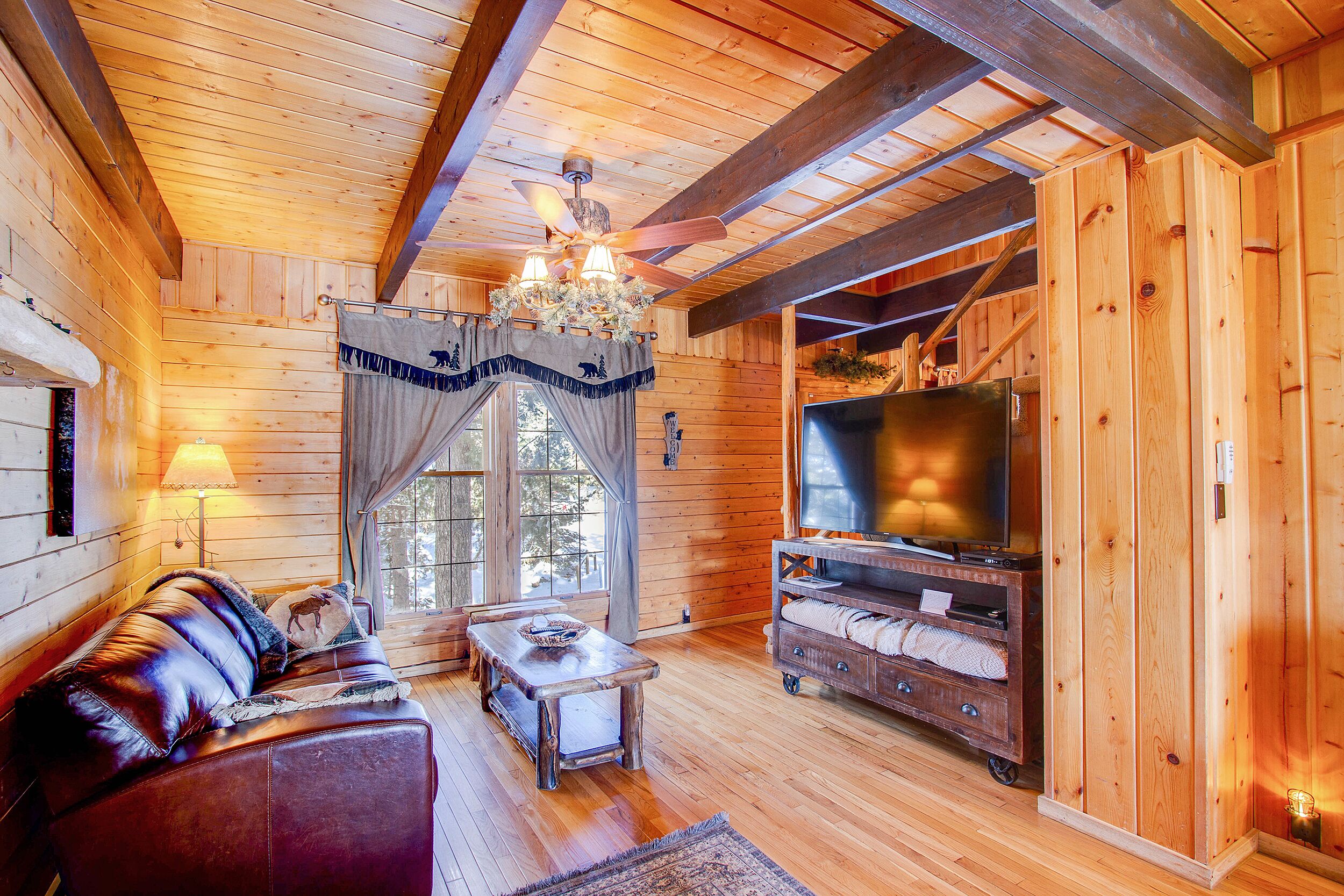 Beautiful Log Cabin with spectacular views of Pike's Peak