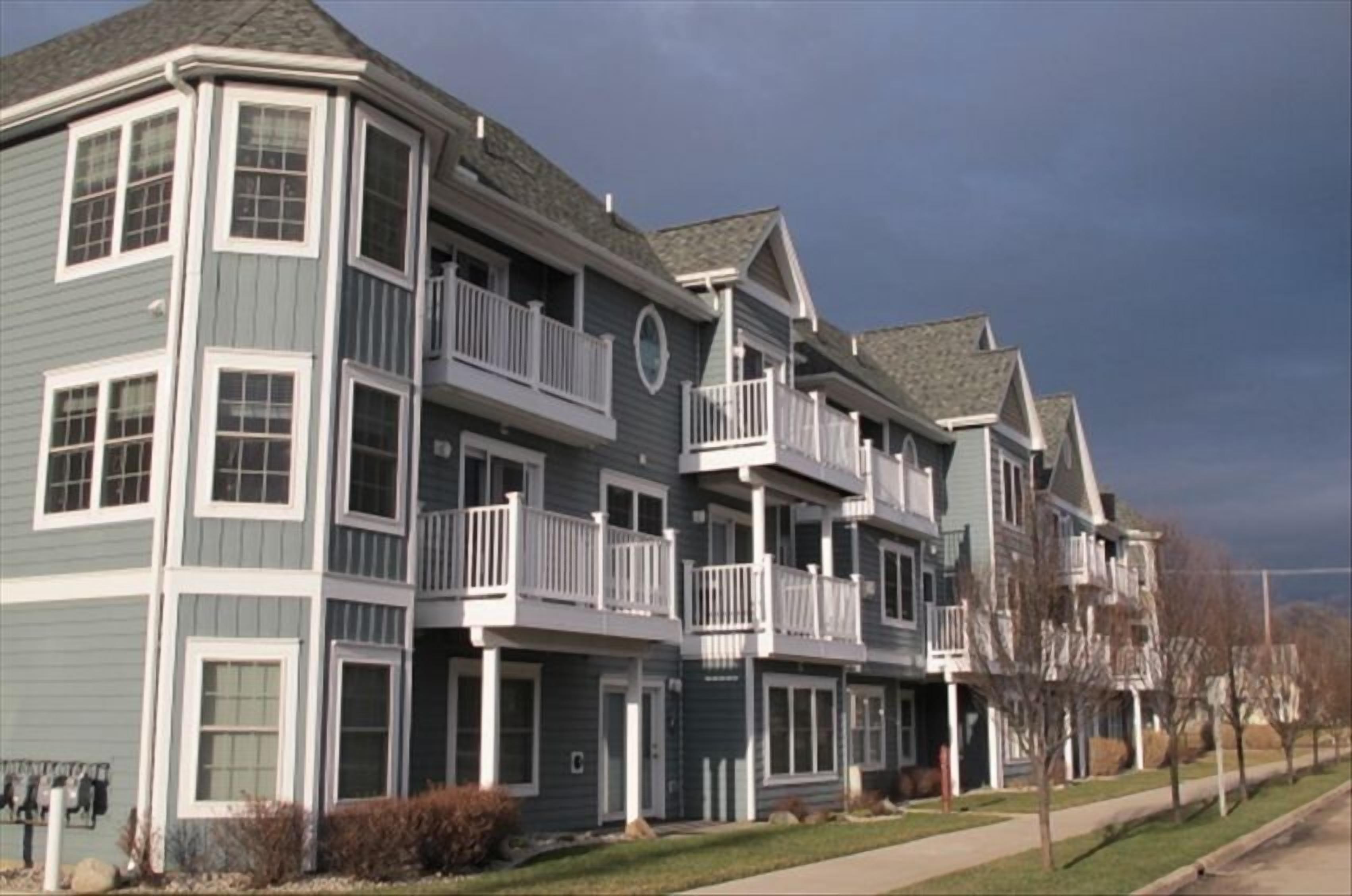 Downtown condo with great park view, easy walk to downtown attractions, wifi