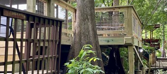 canoës kayaks gratuits au bord de l'eau. Randonnée pédestre shopping restaurants à proximité.