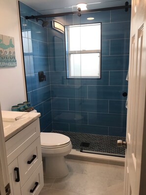 Shower, hair dryer, towels, soap - Steps to Beach, Gulf View, Walk to Restaurants & Bars-Newly Renovated (Bradenton Beach)