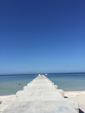 Vlak bij het strand, ligstoelen aan het strand, strandlakens