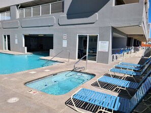 Alberca techada y alberca al aire libre