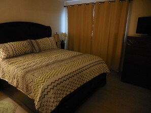 1 habitación, cortinas blackout y tabla de planchar con plancha 