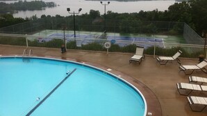 Una piscina con vistas a un lago y montañas al fondo.