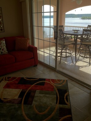 Téléviseur connecté, foyer, jeux vidéo, lecteur de DVD