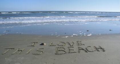 Kaunis 4 vuode / 4 kylpyhuonetta, jossa on lämmitetty uima-allas. Viikkoa 8/10, 8/24 vähennetty!