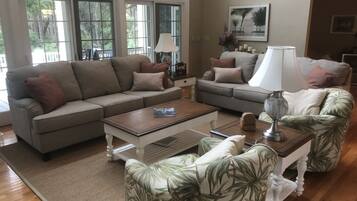 Télévision, lecteur de DVD, livres, chaßne hi-fi