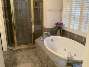 Sèche-cheveux, serviettes fournies, savon, papier toilette
