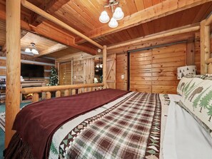 1 bedroom, iron/ironing board, free WiFi, bed sheets - John15:12~ 4 Miles  Prkwy/Dwntown Pigfor-Hotub- BR fireplace-Wifi-NO EXTRA FEES (PIGEON FORGE)
