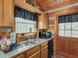 Fridge, microwave, oven, stovetop - John15:12~ 4 Miles  Prkwy/Dwntown Pigfor-Hotub- BR fireplace-Wifi-NO EXTRA FEES (PIGEON FORGE)