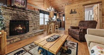 John15:12~ 4 Miles Prkwy/Dwntown Pigfor-Hotub- BR fireplace-Wifi-NO EXTRA FEES