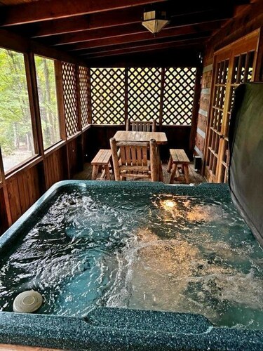 John15:12~ 4 Miles  Prkwy/Dwntown Pigfor-Hotub- BR fireplace-Wifi-NO EXTRA FEES