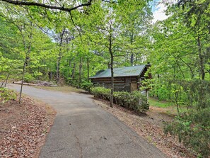 Property grounds - John15:12~ 4 Miles  Prkwy/Dwntown Pigfor-Hotub- BR fireplace-Wifi-NO EXTRA FEES (PIGEON FORGE)