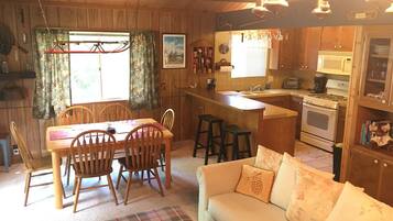 Smart TV, fireplace, DVD player, books