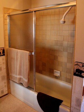 Badewanne, Handtücher, Toilettenpapier
