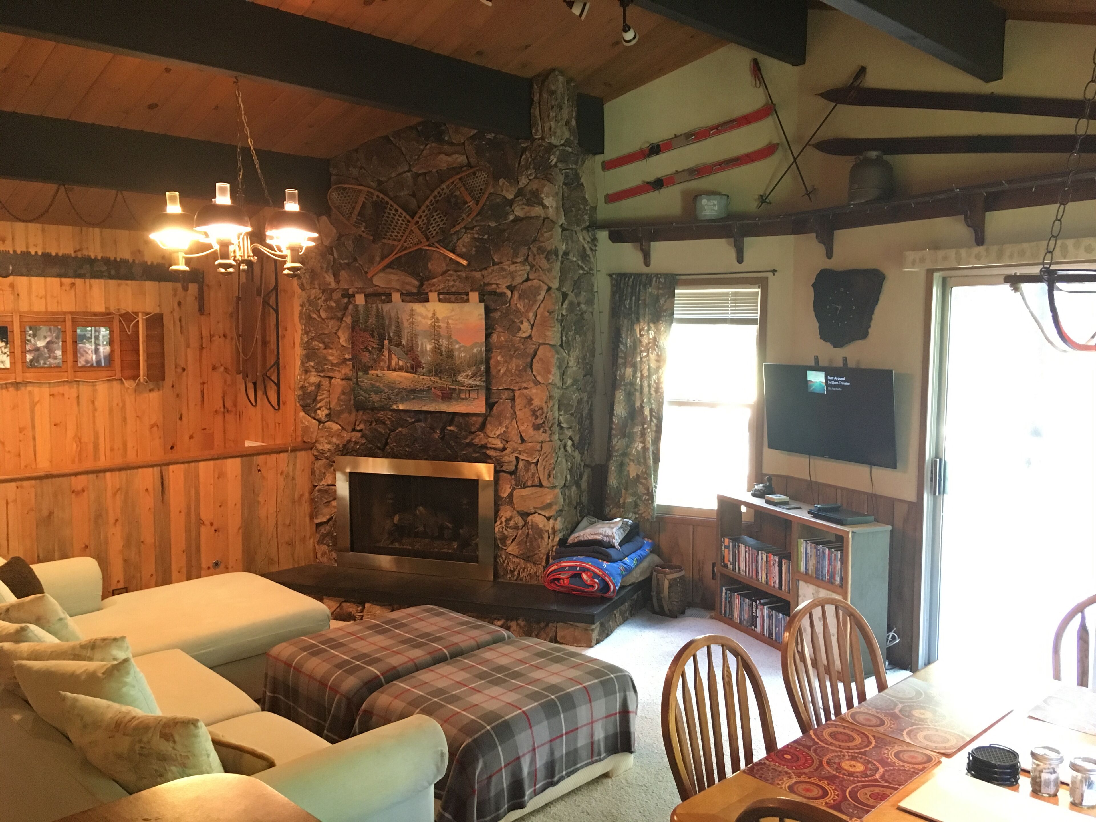 Smart TV, fireplace, DVD player, books