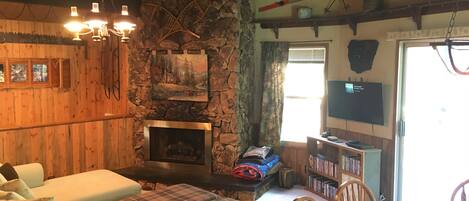 Älytelevisio, takka, DVD-soitin, kirjoja