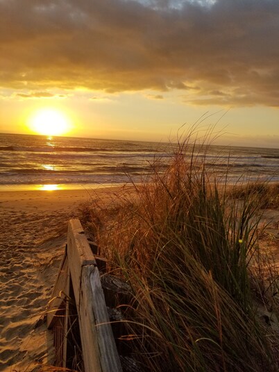 You'll love Sea Glass. Steps from the beach. Free linens.