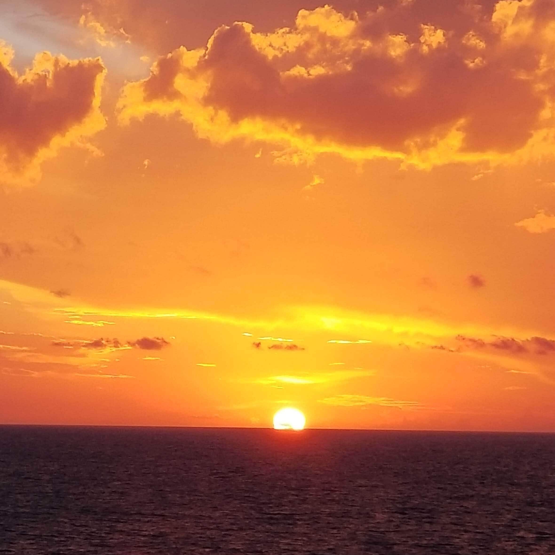 En la playa, camastros y toallas de playa 