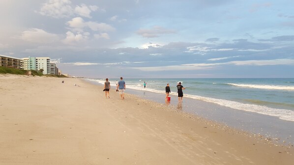 En la playa, camastros y toallas de playa 
