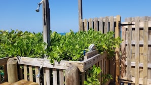 Une terrasse en bois, agrémentée d’une clôture en bois et d’un élément décoratif aquatique.