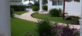 Affordable Beachfront  Paradise!     2 Bedrooms